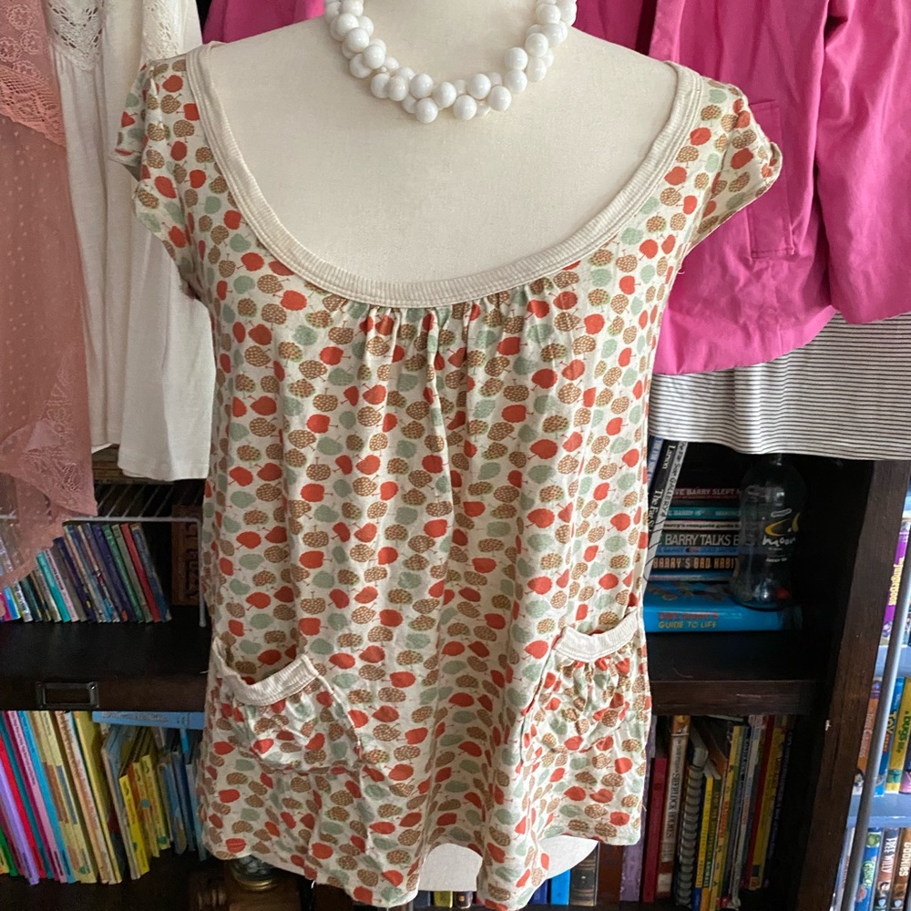 Cute flowy top w apple trees and POCKETS!